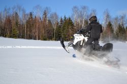 Ski-doo, Charlevoix: le motoslitte canadesi sono comunemente conosciuti come Ski-doo, nome del principale produttore nazionale. In Québec, come altrove, è possibile affittare le ...