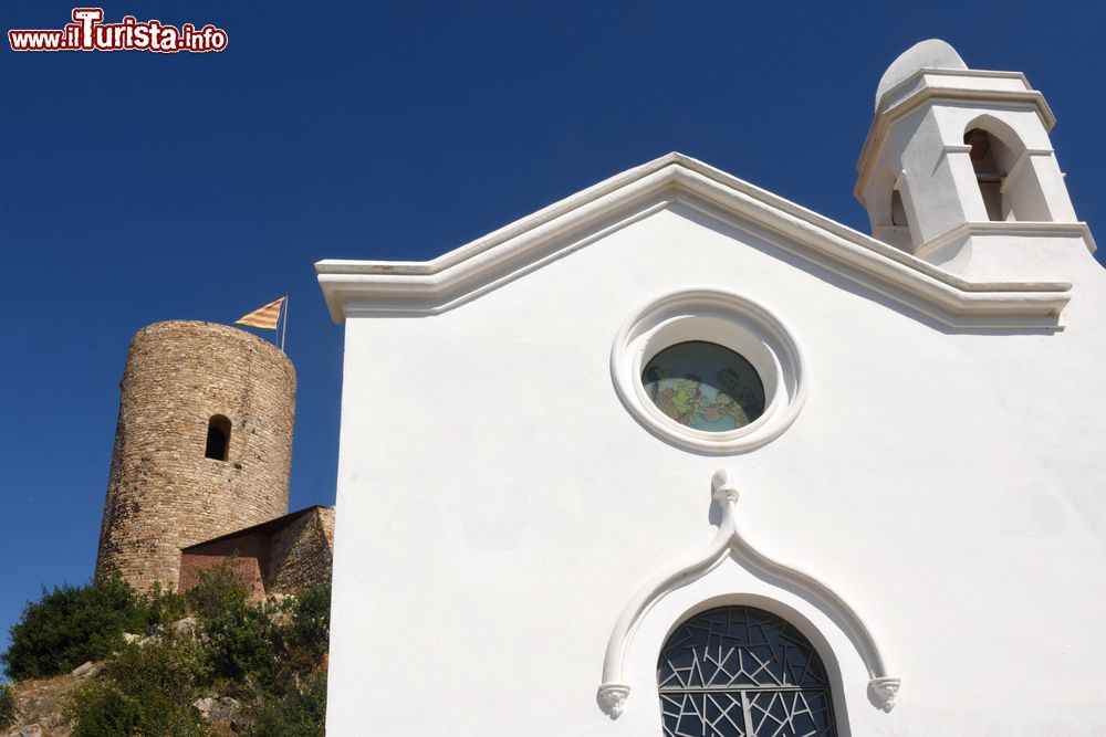 Immagine La chiesa e il castello di Sant Joan nella città di Blanes, Costa Brava, Spagna. Uno scorcio delle archittture religiose e militari della località spagnola.