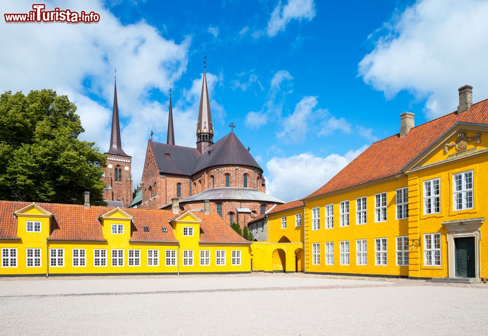 Immagine Il palazzo barocco ex Vicarage a Roskilde, Danimarca. Oggi ospita il Museo di Arte Contemporanea. Sullo sfonfo, l'abisde della cattedrale cittadina.