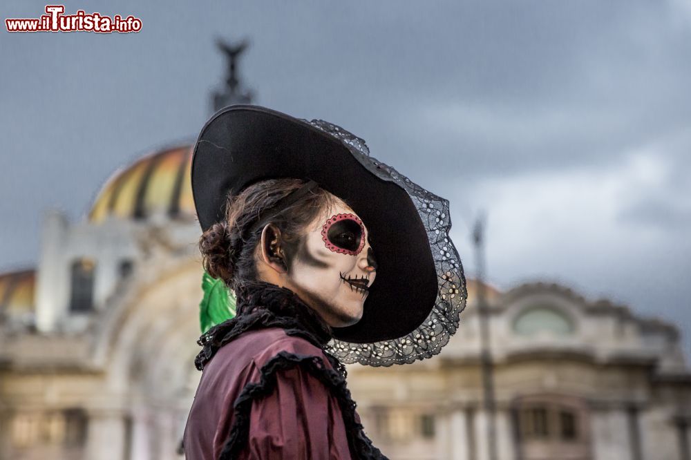 Immagine Una Catrina durante la sfilata per il Giorno dei Morti a Città del Messico. Questa giornata è molto sentita dal popolo messicano poichè rappresenta l'incontro tra la vita e la morte.