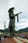 Il "Monumento a mi raza" sulla piazza principale del villaggio di San Juan Chamula, in Chiapas (Messico).
