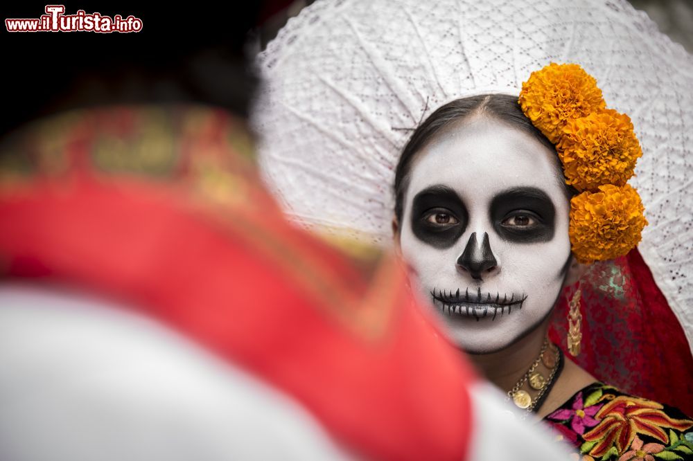 Immagine Una ragazza travestita da Catrina partecipa alla parata in occasione del Giorno dei Morti  a Città del Messico.