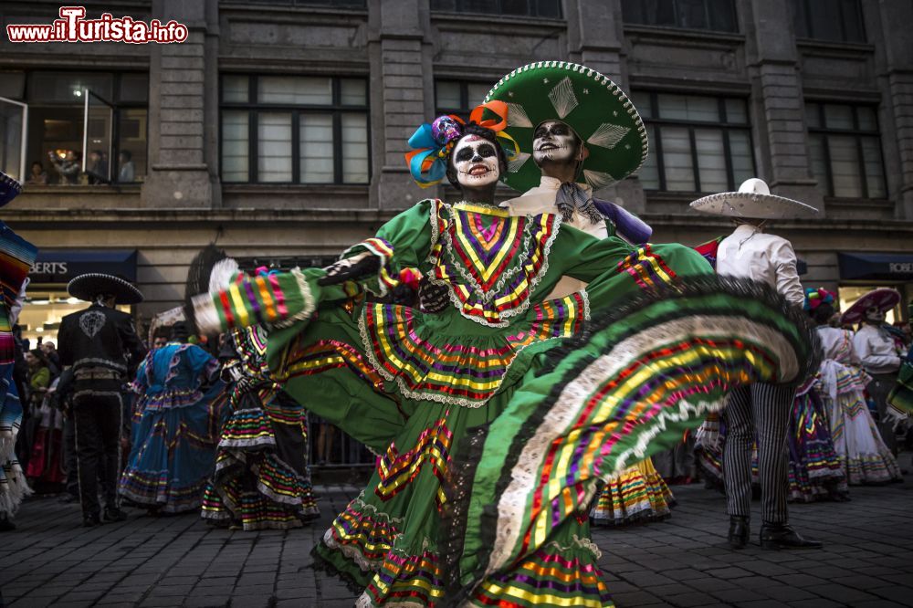 Immagine Sfilata per la ricorrenza del Giorno dei Morti a Citta del Messico. Nonostante i travestimenti tradizionali e la popolarità di tale festività, la parata per le strade è nata solo nel 2015.