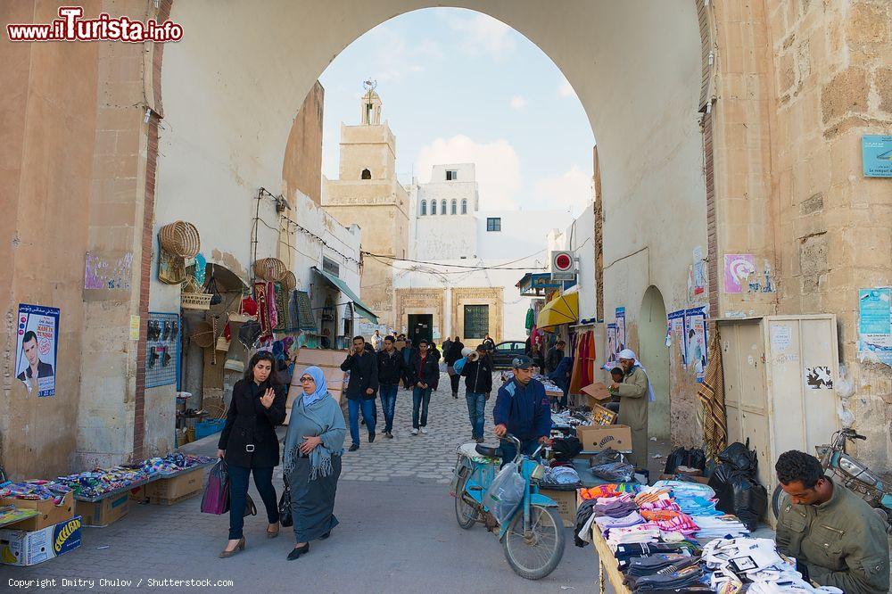 Immagine Tunisini nella Medina di Sfax. Abitato da oltre 100 mila persone, questo quartiere costruito fra l'849 e l'851 è dominato dalla Grande Moschea di Sfax - © Dmitry Chulov / Shutterstock.com