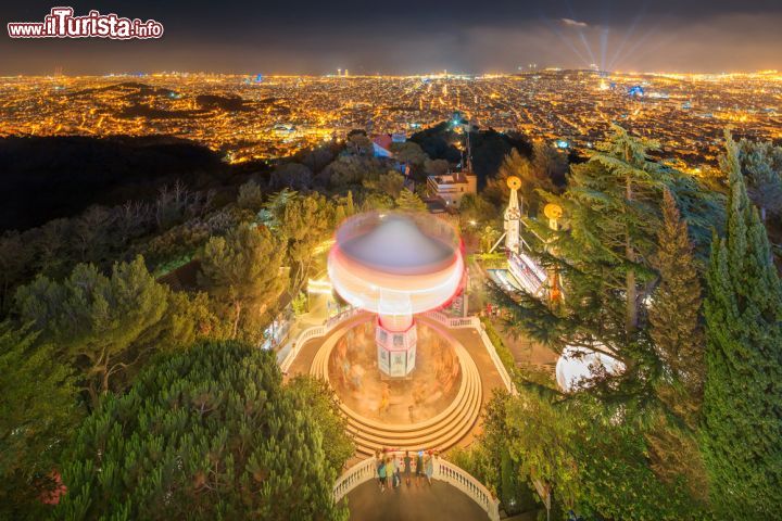 Immagine Tibidabo by night: la fotografia notturna della collina di Barcellona, con in primo piano  i parco divertimenti - © Boule / Shutterstock.com