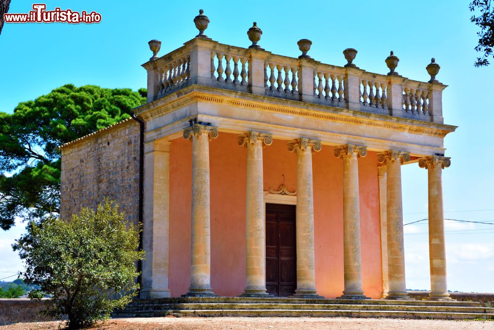 Immagine La neoclassica Coffe House nel giardino del castello di Donnafugata, Sicilia: sorge nel parco di 8 ettari che circonda la dimora ed era utilizzata per dare ristoro agli ospiti del palazzo.