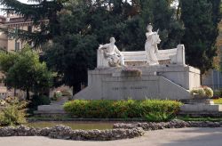 Il Monumento a Donizetti, eretto nella Città Bassa, lungo il Sentierone a Bergamo