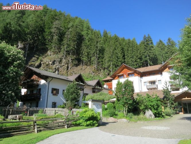 Immagine L'Hotel Bad Schorgau si trova in una spledida posizione tra le montagne della Val Sarentino: lontano dalla strada e circondato da silenziosi boschi, dotato di centro benessere e di spettacolare ristorante gourmet, è il luogo ideale per una vacanza di tutto riposo a pochi minuti d'auto da Bolzano e le Dolomiti