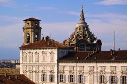 La famosa Cupola del Guarini e il campanile della Chiesa di San Giovanni Battista. il Duomo di Torino. In primo piano il prfilo del Palazzo Reale. La cupola del Guarini è attualmente ...