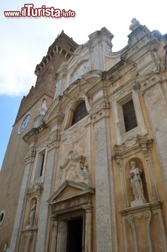 Immagine Il duomo di Pitigliano in Toscana: la chiesa si trova al centro di uno dei borghi più belli della Maremma.