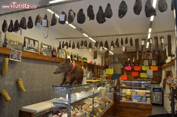 Immagine La gastronomia locale della Maremma esposta in un negozio di Pitigliano, in Toscana, provincia di Grosseto.