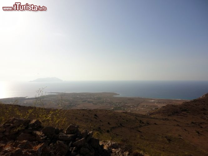 Immagine Paesaggio brullo sull'isola di Favignana, Sicilia. La parte nord occidentale dell'isola è la più aspra e selvaggia, caratterizzat da scarsa vegetazione. Sullo sfondo, l'isola di Marettimo facente parte sempre dell'arcipelago siciliano delle Egadi