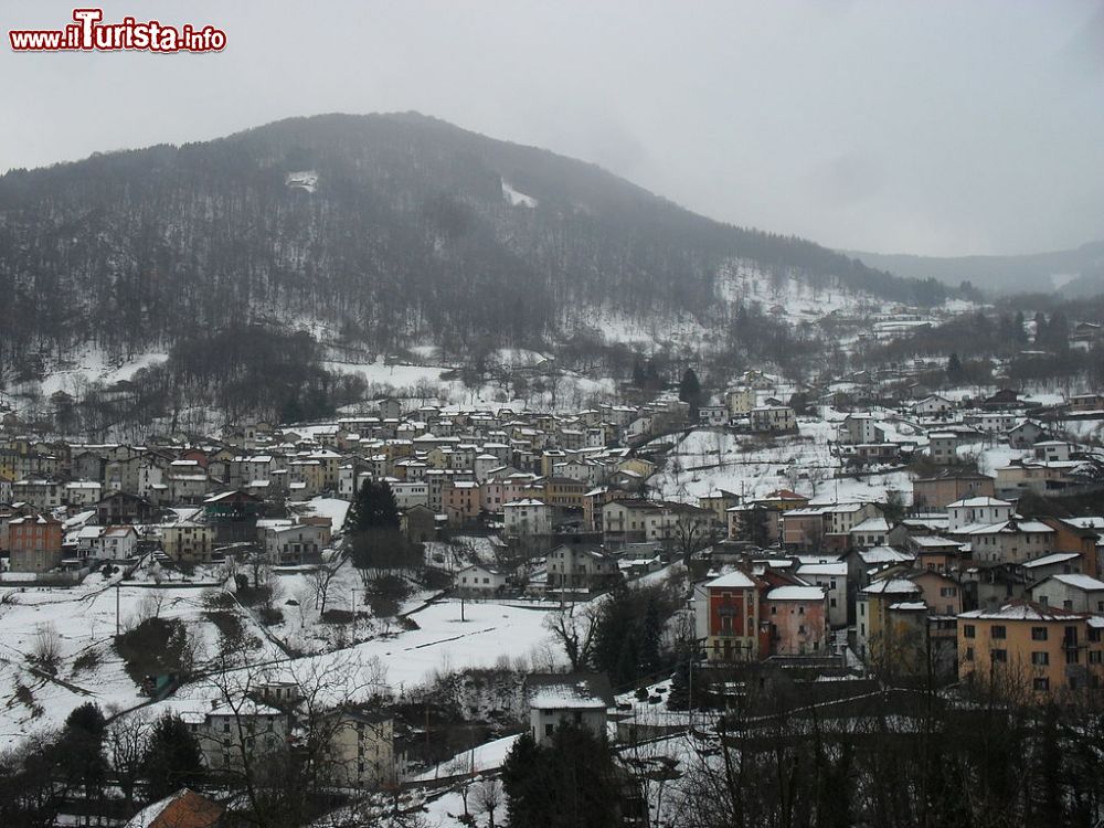 Immagine Il panorama di Schignano in Lombardia, dopo una nevicata - © Pifoyde - CC BY-SA 3.0, Wikipedia