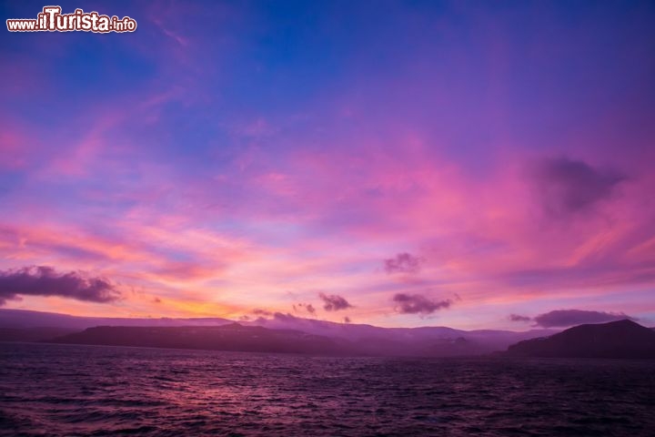 Immagine Isole Faroe, nel Mare del Nord: uno spettacolare tramonto dall'isola di Streymoy - © Michela Garosi / TheTraveLover.com