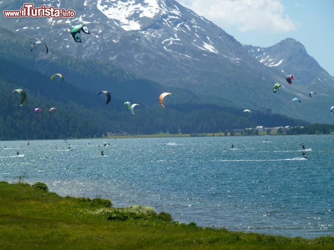 Immagine Lago di Silvaplana pieno di kitesurfer, Engadina, Svizzera