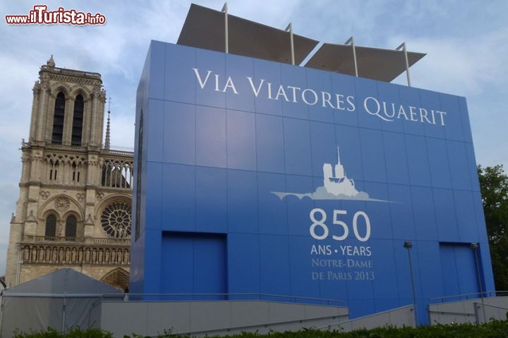 Immagine La via degli 850 anni, a Notre Dame. «Via viatores quaerit» - Io sono la Via che cerca i viaggiatori.