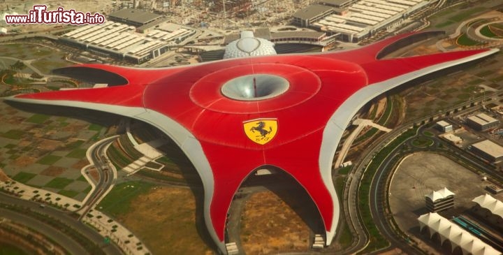 Immagine Il Ferrari World di Abu Dhabi (Emirati Arabi) è il primo parco a tema dedicato alla Ferrari e alla sua storia, con decine di attrazioni, intrattenimenti, negozi e locali in cui provare la cucina italiana -  © Fatseyeva / Shutterstock.com