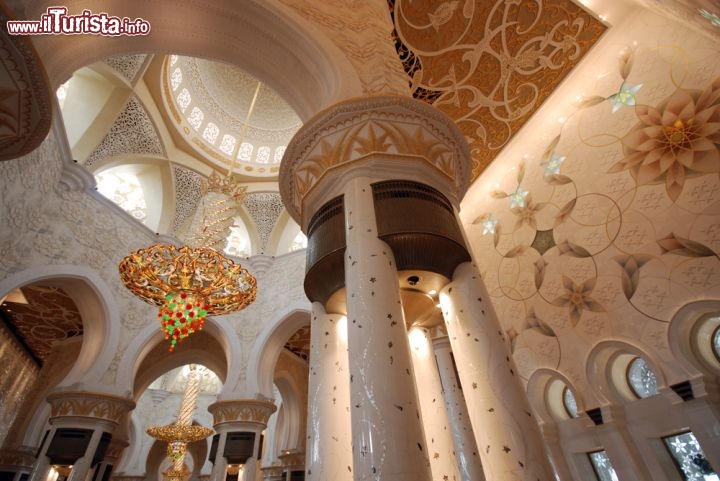 Immagine Tutti possono vedere l'interno della splendida Gran Moschea dello Sceicco Zayed, nel cuore di Abu Dhabi. Il luogo di culto è infatti aperto al pubblico tutti i giorni, diversamente di altre moschee cittadine, ad eccezione del venerdì mattina, che è riservato ai fedeli - © Daniel Leppens / Shutterstock.com