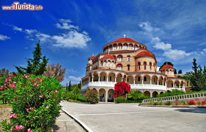 Immagine Agios Nectarios è una delle chiese  piu fotografate di Egina (Aegina) l'isola ad est del Peloponneso in Grecia (Golfo del Saronico) - © leoks / Shutterstock.com