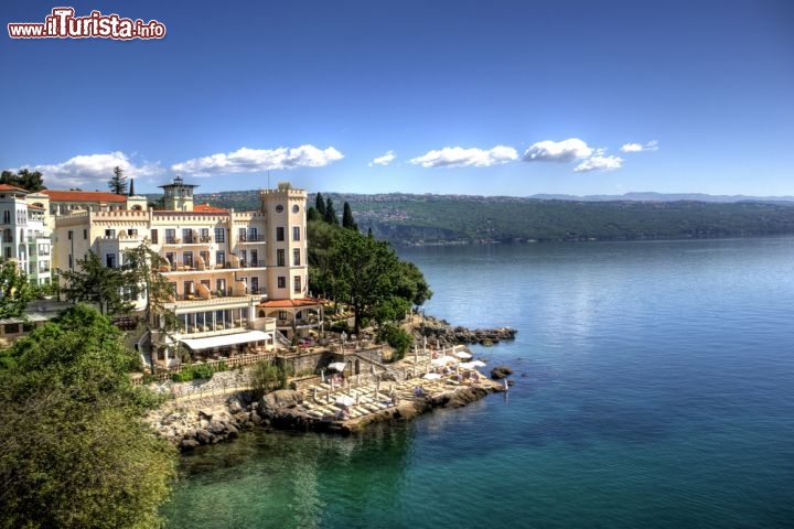Immagine Lungo la costa di Opatija, Croazia, gli alberghi più suggestivi si confondono con la roccia e rivolgono le finestre verso il mare- © Ziga Cetrtic / Shutterstock.com
