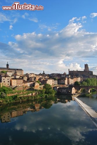 Immagine Il centro storico di Albi si specchia nel fiume Tarn, in Francia.