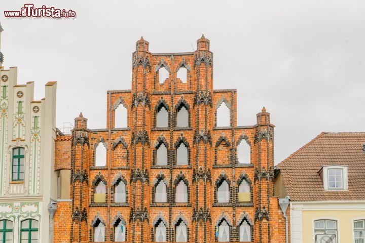 Immagine Alter Schwede palazzo in gotico baltico a Wismar Germania. Fu in questa città che venne girato il film cult Nosferatu - © Tony Moran / Shutterstock.com