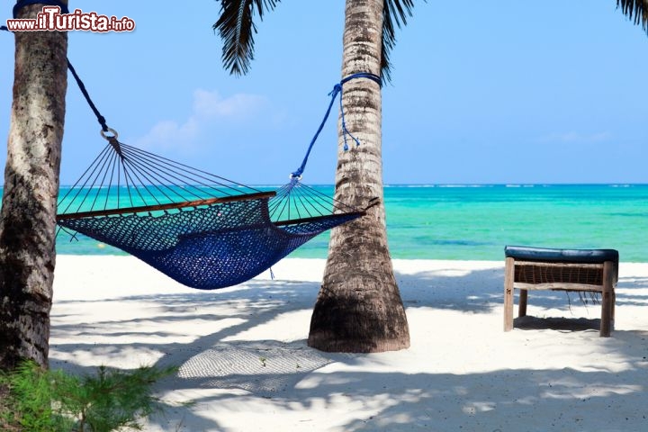 Immagine Amaca in una rilassante spiagga a Zanzibar: qui è racchiusa tutta la magia del mare della Tanzania - © BlueOrange Studio / Shutterstock.com