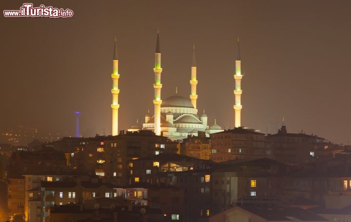 Immagine Ankara di notte: domina la skyline la grande moschea di Kocatepe Turchia - © muratart / Shutterstock.com
