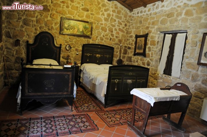 Immagine Il MEOC di Aggius ospita nelle sue ampie sale che ripropongono la fedele ricostruzione di una casa gallurese anche la tradizionale camera da letto con arredi e tessuti dell’epoca.