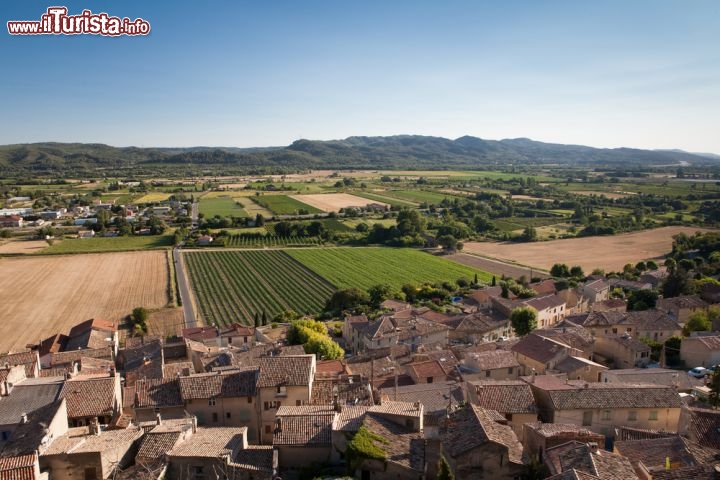 Immagine Apt, dipartimento di Vaucluse, nella foto il il borgo di Cucuron posto a sud-ovest della città - © Crobard / Shutterstock.com