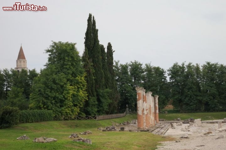 Immagine Aquileia: le antiche colonne degli Scavi Romani 3