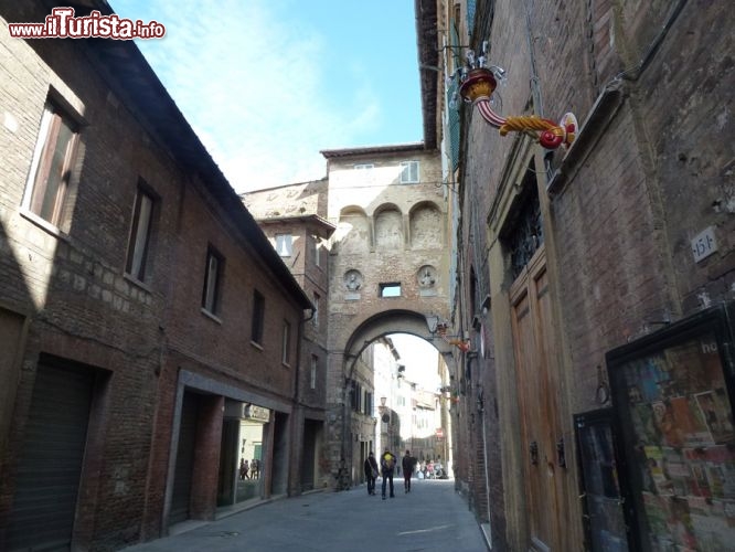 Immagine L'antica Porta di San Maurizio al Ponte oggi chiamata Arco di Pantaneto a Siena