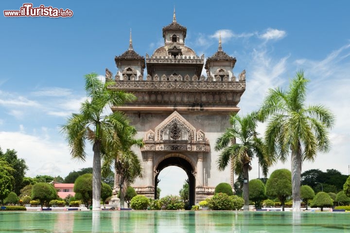 Immagine Arco di trionfo Patuxai Vientiane Laos - © Muellek Josef / Shutterstock.com