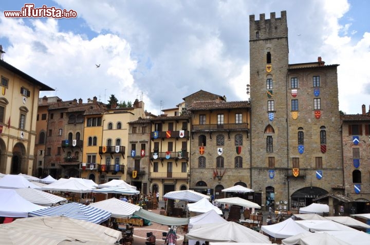 Immagine Arezzo, il Mercatino dell'Antiquariato in piazza