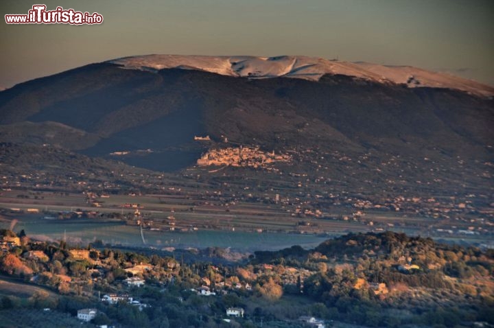 Immagine Assisi e il monte Subasio visti da Perugia al Tramonto
