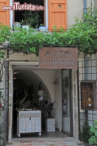Immagine Uno dei tanti atelier di Moustiers Sainte Marie dove acquistare oggetti d’arte e ceramiche di produzione artigianale.
