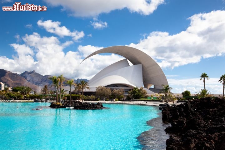 Immagine L'Auditorio di Santa Cruz de Tenerife, uno dei simboli delle Canarie, opera dell'architetto Santiago Calatrava  - © Aleksandar Todorovic / Shutterstock.com