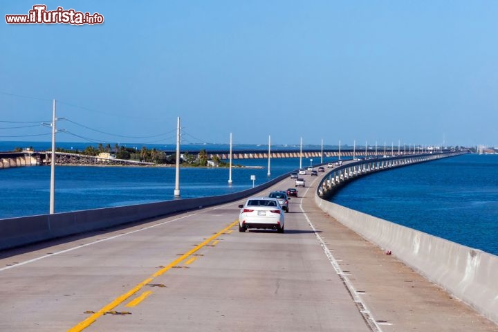 Immagine Autostrada per Key West, Florida - Oltre al tragitto su autobus con partenza da Miami e a quello decisamente avventuroso in traghetto, per raggiungere Key West si può percorrere la suggestiva autostrada U.S.1 che collega le principali isole dell'arcipelago. Attraversando il ponte Seven Mile Bridge si possono inoltre ammirare splendidi scorci panoramici di questo territorio degli Stati Uniti © f11photo / Shutterstock.com