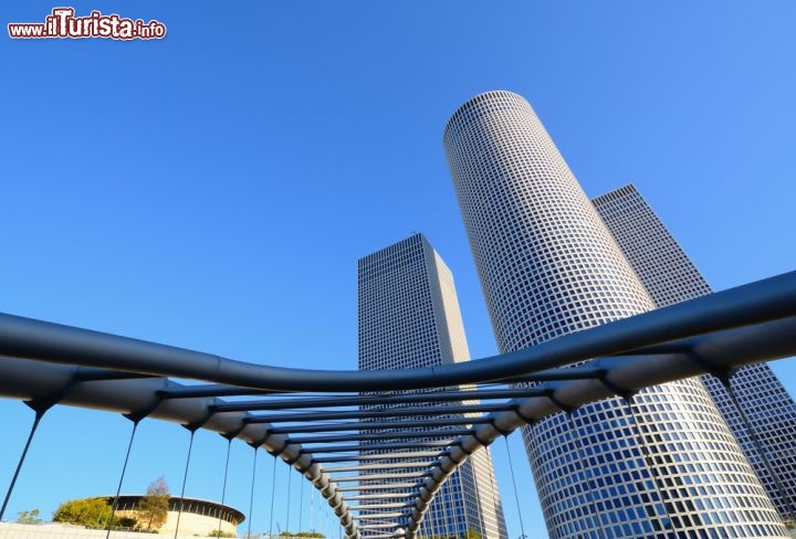 Immagine Azrieli Center, il cuore moderno di Tel Aviv, Israele: si tratta di un complesso di tre grattacieli, alla cui base sorge un enorme centro commerciale, che occupa una superficie di 34.500 mq e per cui sono stati spesi 350 milioni di dollari. La torre più alta delle tre è la Circular Tower, che raggiunge i 187 m per un totale di 49 piani - © SeanPavonePhoto / Shutterstock.com