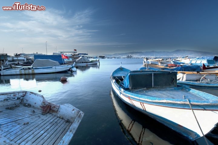 Immagine Baia di Izmir: le barche del porto di Smirne  - © tony740607 / Shutterstock.com