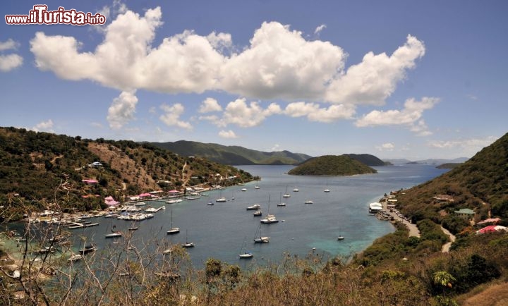 Immagine Una baia vicino a Road Town, capoluogo e insediamento più grande e popoloso dell'isola di Tortola - © Shackleford-Photography / Shutterstock.com