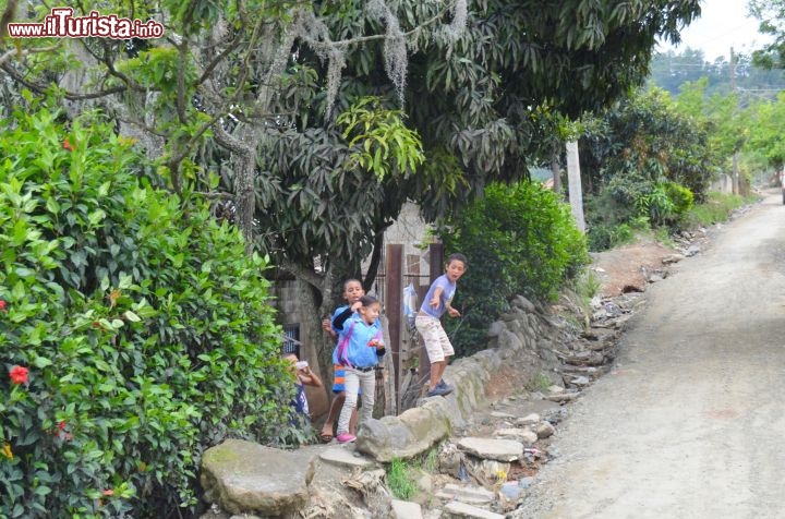 Immagine I bambini giocano in uno dei tanti borghi che affiancano la strada che conduce al Salto de Aguas Blancas nel tratto ancora asfaltato che poi dà il passo ad una strada di terra, ghiaia e buche.