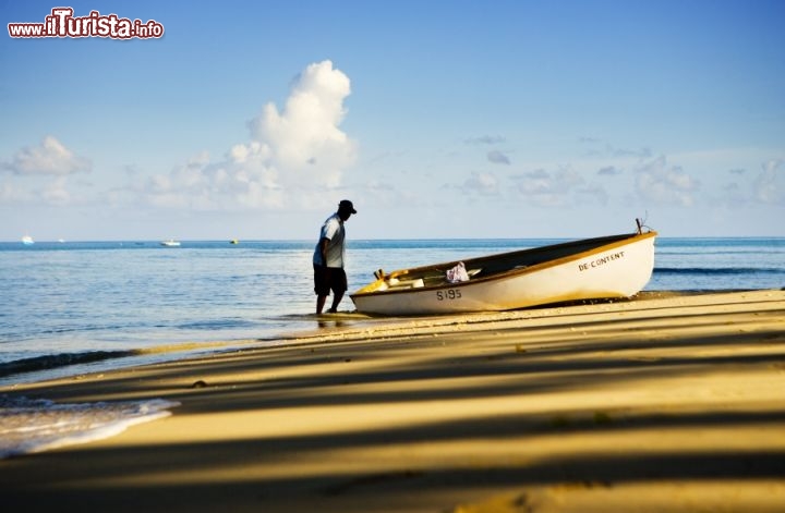 Immagine Barbados: una barca di un pescatore tirata a secco su di una spiaggia dell'isola - Fonte: Barbados Tourism Authority