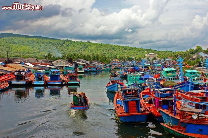 Immagine Barche di pescatori addossate in una ansa di un fiume, sull'isola di Phu Quoc nel Vietnam - © PhotoBarmaley/ Shutterstock.com