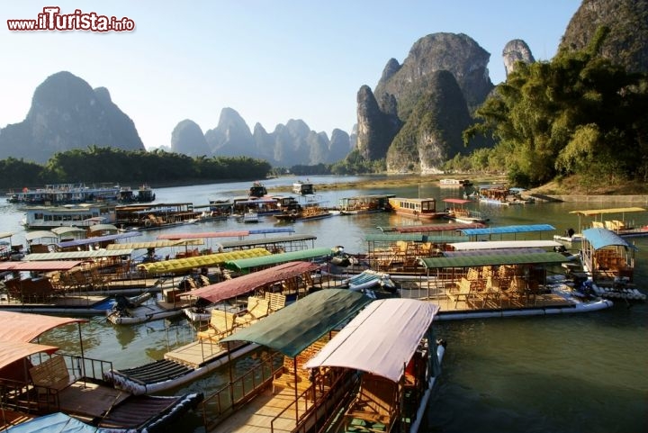 Immagine Barche pronte alla crociera tra le spettacolari montagne di Guilin in Cina - © YANGCHAO / Shutterstock.com