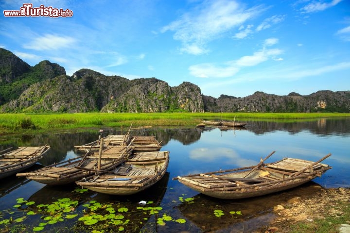 Immagine Barche sul fiume Ngo Dong: il territorio che circonda Ninh Binh, in Vietnam, è particolarmente indicato per gite in barca. Questo mezzo è usato soprattutto per visitare le grotte di Tam Coc, a pochi km da Ninh Binh - Foto © Michael Hero / Shutterstock.com