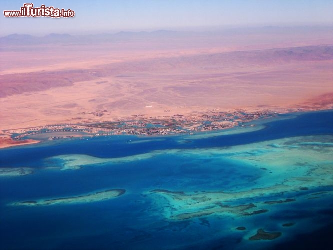 Immagine La barriera corallina ad El Gouna nel Mar Rosso in Egitto. Notare l'entro terra con il deserto di colore rossiccio - © fotomaton / Shutterstock.com