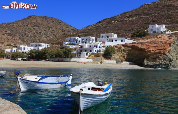 Immagine Barche di pescatori lungo la costa di Folegandros, isole Cicladi (Grecia) - © Denizo71 / Shutterstock.com