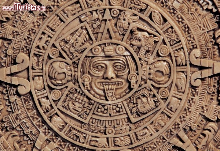 Immagine Bassorilievo atzeco a Teotihuacan nel Messico - © TongRo Images Inc / Shutterstock.com