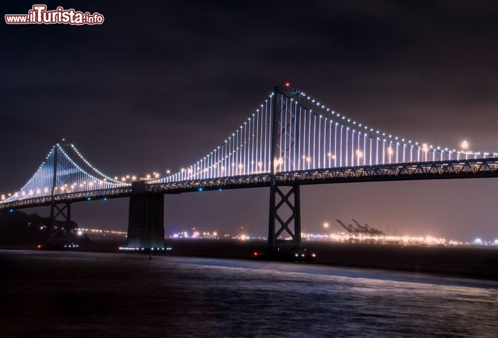 Immagine Bay Lights, il Bay Bridge illuminato di notte sulla baia di San Francisco.